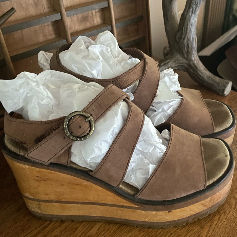 Vintage Riverstone platform sandals